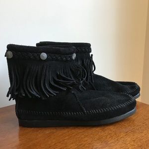 Minnetonka Fringe Boots Moccasins Black sz 6.5